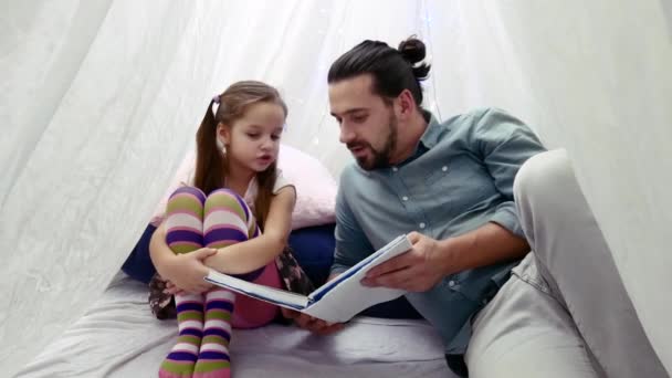 Κοριτσάκι και τον πατέρα της διαβάζοντας ένα βιβλίο μαζί — Αρχείο Βίντεο