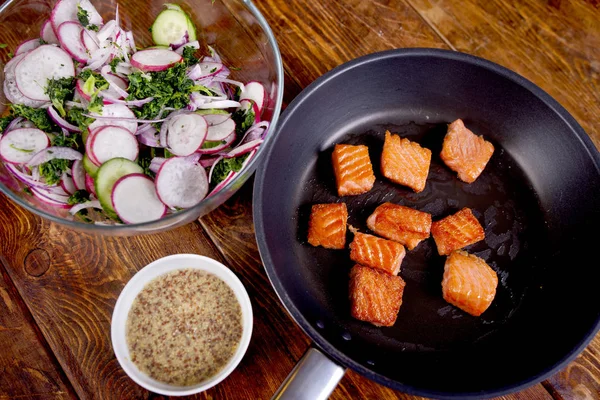 Salmone alla griglia con ravanello e spinaci, servito sul tavolo di legno. Vista dall'alto, top studio girato — Foto Stock