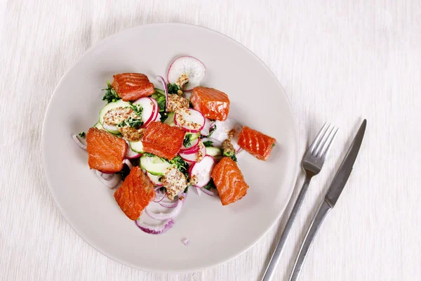 Salmone alla griglia con ravanello e spinaci, servito su piatto bianco. Vista dall'alto, top studio girato — Foto Stock