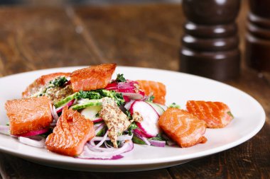 Turp ve beyaz tabakta ıspanak, ızgara somon balığı. Yukarıda görmek, en iyi stüdyo vurdu