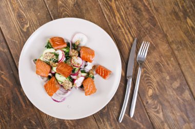 Turp ve beyaz tabakta ıspanak, ızgara somon balığı. Yukarıda görmek, en iyi stüdyo vurdu