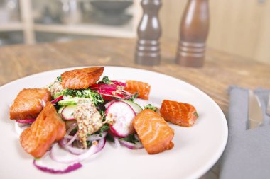 Turp ve beyaz tabakta ıspanak, ızgara somon balığı. Yukarıda görmek, en iyi stüdyo vurdu