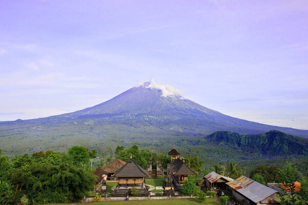 Храм Пура-Лемпуян с горой Агунг в Бали, Индонезия
