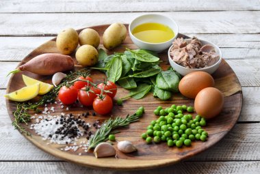 Malzemeler. Ton balıklı salata marul, yumurta ve domates ile.