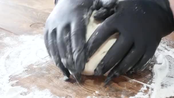 Comida rápida manos de chef en guantes despliega filo hojaldre testo cortes rollo, tarta o pastel en tablero de madera . — Vídeos de Stock