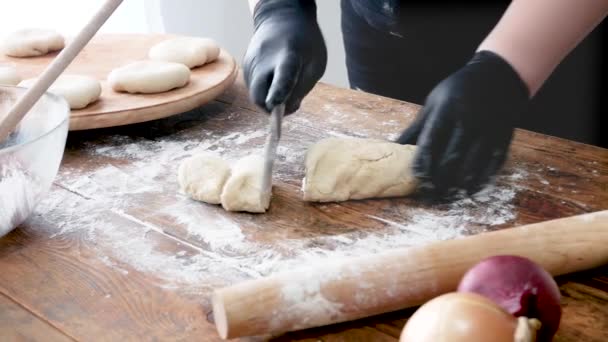 Comida rápida manos de chef en guantes rollos hacia fuera filo hojaldre testo cortes rollo . — Vídeos de Stock