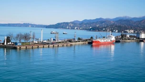 Légi járat előre a város központjában Batumi, Georgia. Az előtérben építési felhőkarcolók és lakóépület toronyház területen. Kábelkocsi, sikló — Stock videók