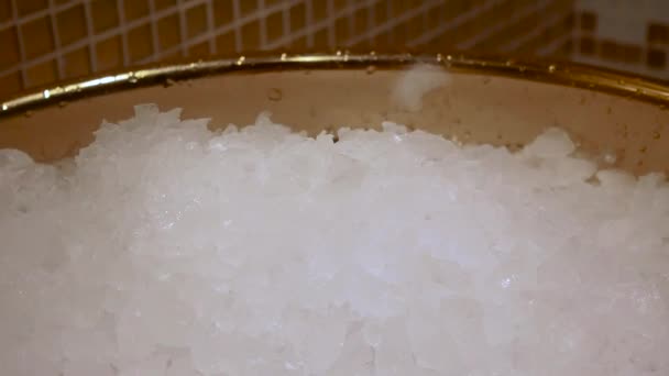 Máquina de gelo em um bem-estar de luxo SPA — Vídeo de Stock