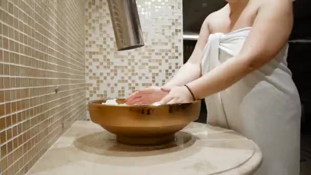 Terapia de choque banho de spa de gelo. Lava o rosto feminino com gelo depois de usar banho de sauna . — Vídeo de Stock