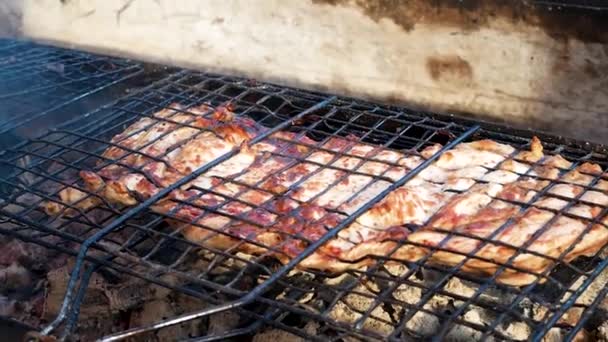 Lahodné bifteky vaří na grilu při požáru. Ve staré vzácné pečeně grilovali čerstvé šťavnaté hovězí filety s liniemi zpomaleným pohybem. Grilovaný, chutný Trhanci zblízka — Stock video