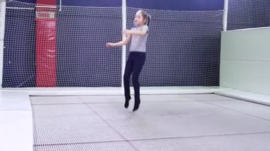 Trambolinde zıplayan küçük kız ve oyun merkezinde bungee.