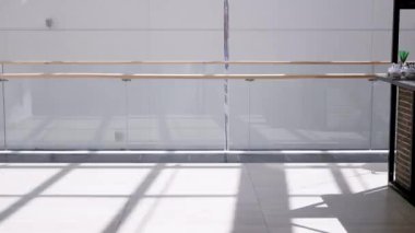 Güzel genç adam süpermarkette alışveriş arabasıyla eğleniyor..