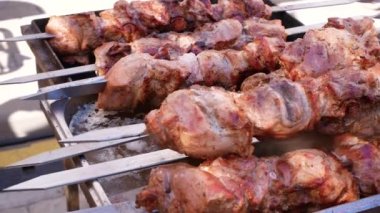 Lezzetli barbekü ızgarada kızgın kömürde kızarır. Kendi ekseni etrafında bir tükürük üzerinde döner. Yemek festivali sulu et kızarttı. Domuz eti kömürde kızartılır..