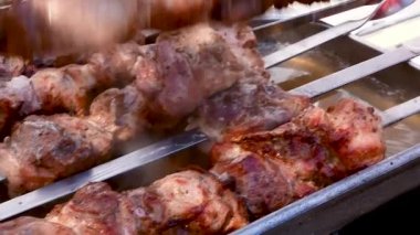 Lezzetli sulu et biftek ateşte ızgara üzerinde pişirme. Hatları yavaş hareket ile yaşlı prime nadir rosto tenderloin taze sulu sığır filetosu. Izgara, lezzetli beefsteak yakın