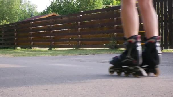 Orang tua rollerblading di taman di latar belakang hutan — Stok Video