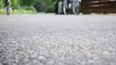 Bisikletle Giden İnsanlar, Düşük Açı Görünümü