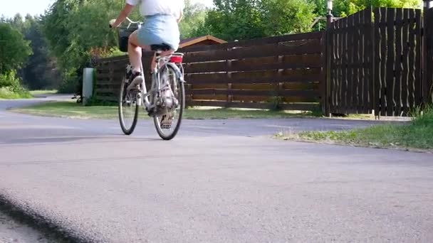 Montar en bicicleta de montaña en familia a través de un ciclo forestal — Vídeo de stock