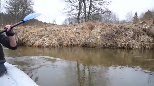 Sterke man zwemmen op Kayak On The River.Man Zwemmen Op Kano. Genieten van uitzichten. wilde natuur — Stockvideo