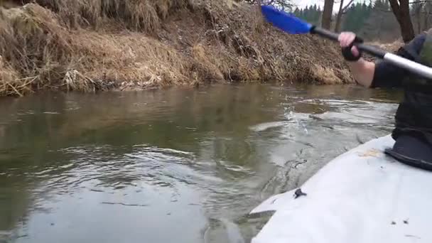 Homem forte nadar em Kayak On The River.Masculino Natação em Canoa. A apreciar as vistas. natureza selvagem — Vídeo de Stock