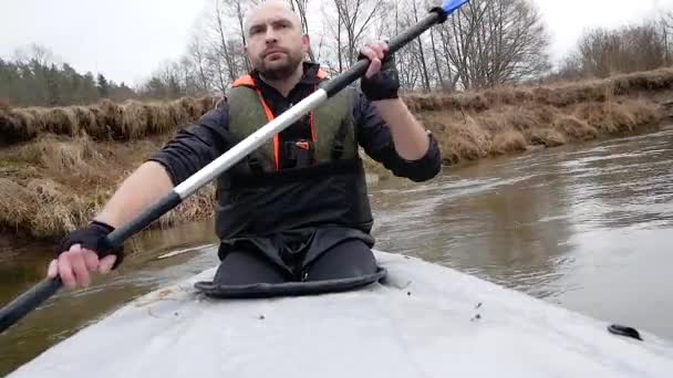 Homem forte nadar em Kayak On The River.Masculino Natação em Canoa. A apreciar as vistas. natureza selvagem — Vídeo de Stock