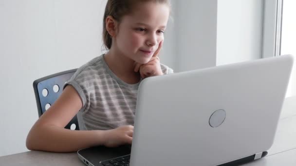 Дівчина вчиться на комп'ютері вдома, онлайн-освіта, дистанційне навчання карантину — стокове відео