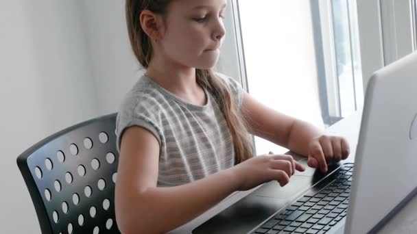 自宅でコンピュータで学ぶ少女,オンライン教育,距離学習による隔離 — ストック動画
