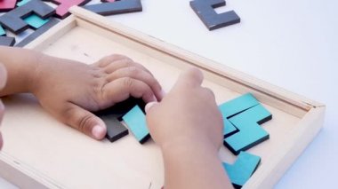 Çocuk eğitimi kavramı işte. Yakın çekim Ağır çekim. Elle tutulan tahta yapboz parçası. Karmaşık ve akıllı mantıksal düşünce kavramı.