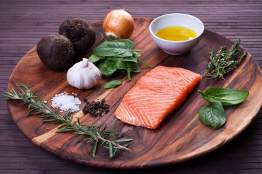Izgara somon salatası, marul, turp ve salatalık. Seçici odak