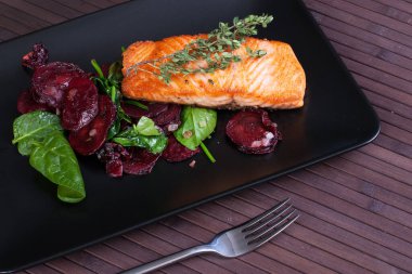 Izgara somon salatası, marul, turp ve salatalık. Seçici odak