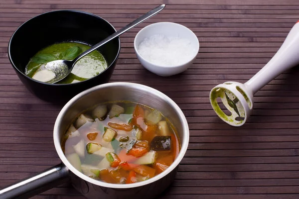 Složení zelenina na polévku s pesto omáčkou a bazalkou na dřevěném talíři. Polévka boul — Stock fotografie