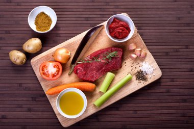 Patlıcanlı dana eti ve diğer sebzeler.