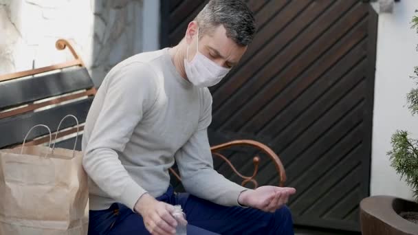 La personne utilise un désinfectant pour les mains pour se laver les mains en plein air. Haute hygiène. Concept Corona. Printemps et été pendant la crise pandémique mondiale. Virus COVID-19. Coronavirus. Serrage de main . — Video