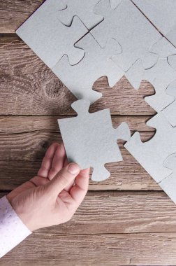 Ahşap taşra tahtalarında yarım kalmış bulmacalar.