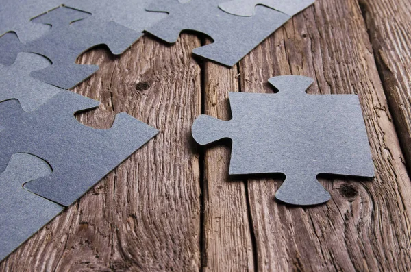 Ahşap taşra tahtalarında yarım kalmış bulmacalar.