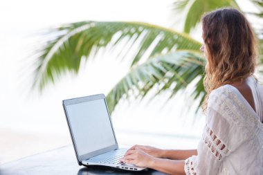 Online dizüstü bilgisayar üzerinde çalışan güzel kadın