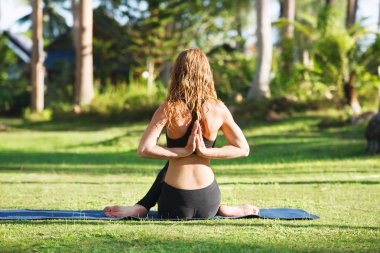 çekici kadın doğada yoga uygulamaları..