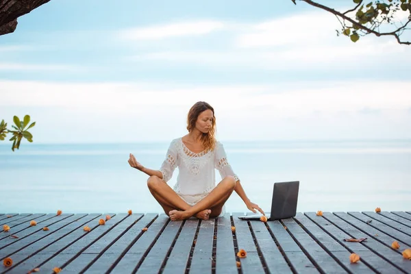 Fitness, yoga, mükemmel bronzlaşmış vücut, sağlıklı cilt. Seyahat ve tatil. Özgürlük kavramı. Açık atış