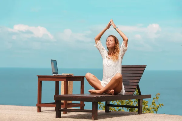 Trabajando en línea desde una playa tropical con computadora portátil. Imagen de stock . —  Fotos de Stock