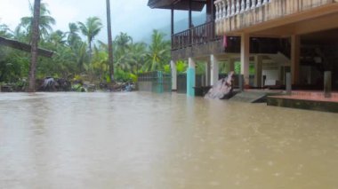 Koh Samui, Tayland için sel altında sokak.