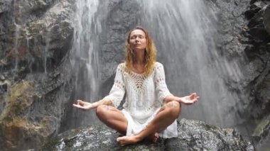 Şelale 'den Kadın Yoga Çalışıyor. HD video.