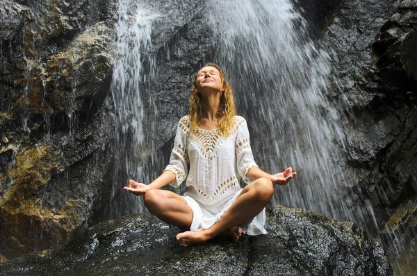 Şelale üzerinde kadın pratik Yoga. Stok görüntü.