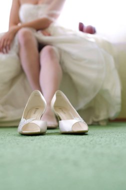 Ücretleri ve gelin beyaz bir elbise içinde giyinme.