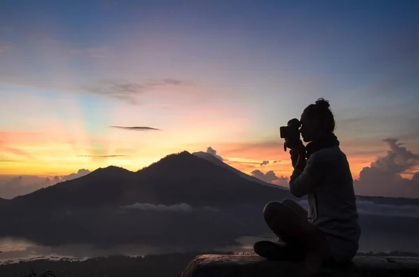 Gyönyörű nő a tetején Mount Batur, Bali, Indonézia. Hegyi túrázás napkelte — Stock Fotó