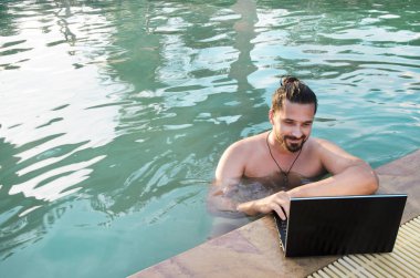 Yüzme havuzundan laptop çalışma