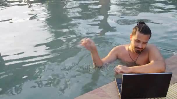 Travailler sur ordinateur portable depuis la piscine — Video