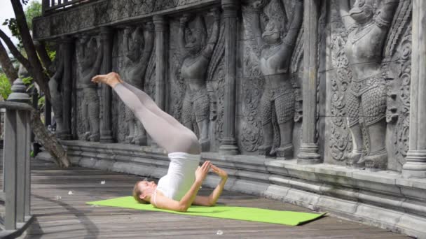 Mooie vrouw beoefenen van yoga in Azië — Stockvideo