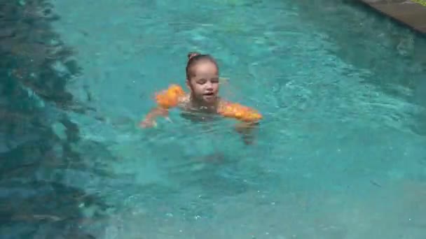 Красивая маленькая девочка в бассейне — стоковое видео