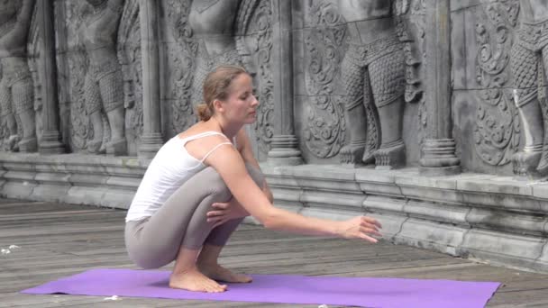 Hermosa mujer practicando yoga en asia — Vídeos de Stock