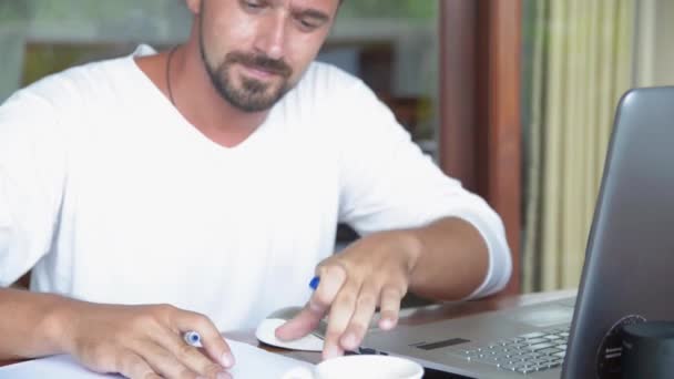 L'homme travaille de chez lui sur ordinateur portable. Concept de travail — Video