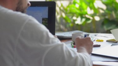 Yaratıcı moda tasarım erkek fikir ve dizüstü arıyorum geliştirmek